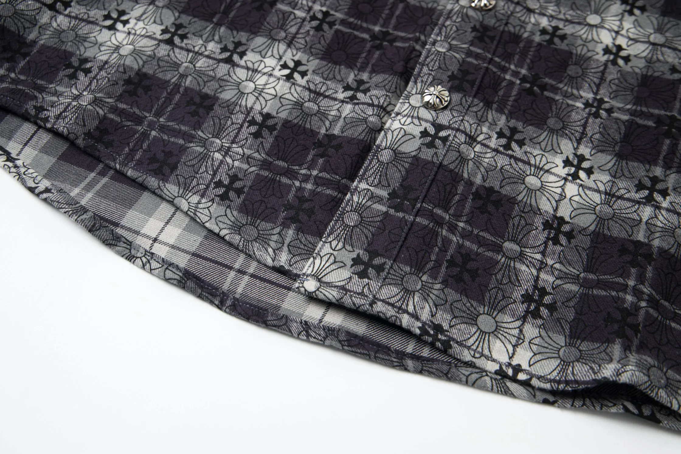 🅿️260 New: Style number: B130 Chrome Hearts classic cashew flower cross all-over printed jacquard long-sleeved casual shirt 1️⃣Customized original jacquard fabric, high-quality pure cotton jacquard plaid fabric, soft and comfortable to the touch, a very high-quality fabric! 2️⃣The details of the workmanship are perfectly controlled. The lining is made of vest hemming, and the cuffs are made of double cross leather labels. It is different from the ordinary version. The collar is also designed with interlining, which shows high-end fashion and personality. The style is fashionable, simple and elegant, and it is a very versatile jacket! 4⃣️Complete accessories, all customized with original versions! Same style for men and women Color: cashew black Size: S, M, L, XL